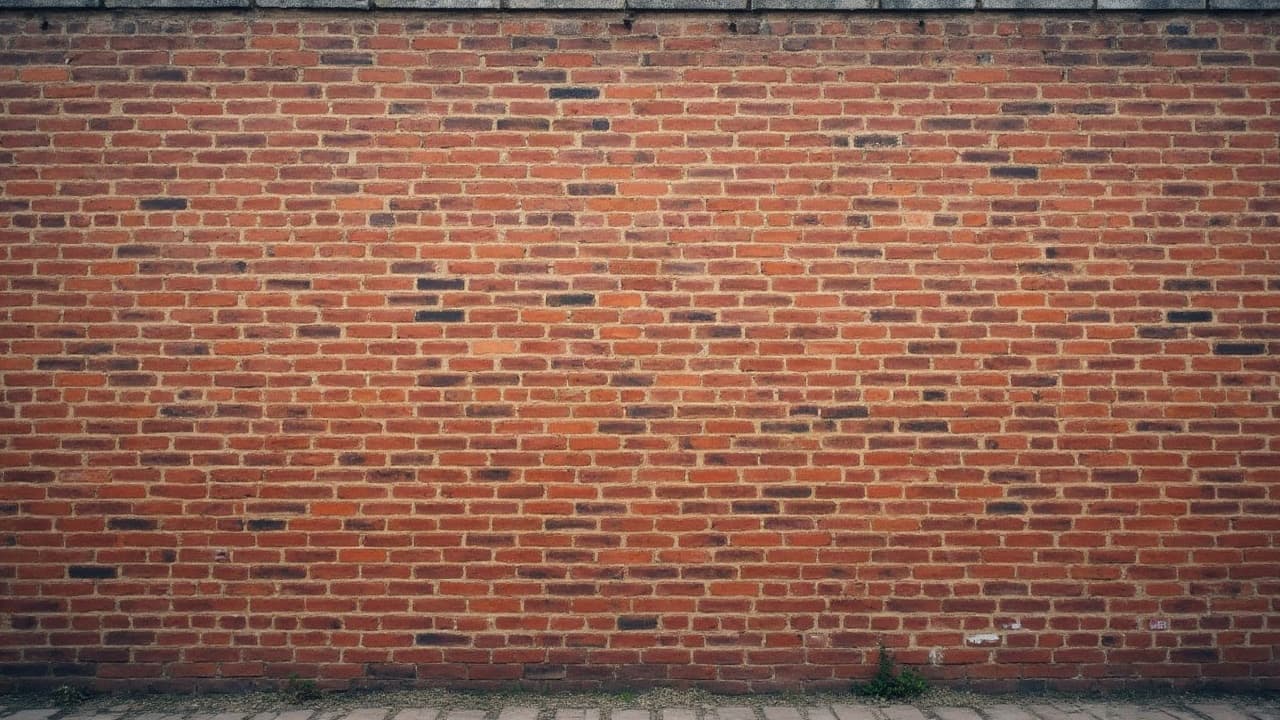 Mur de façade en brique rouge à joints de mortier clair